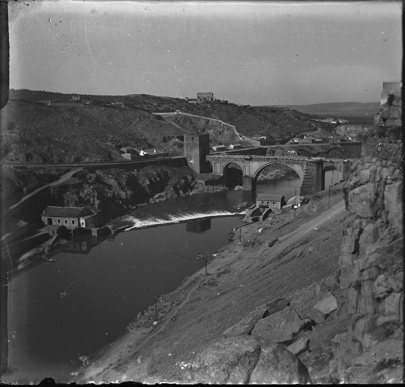 Puente de San Martín en Toledo visto desde Roca Tarpeya el 24 de febrero de 1918. Fotografía de Carles Batlle Ensesa © Ajuntament de Girona. CRDI (Carles Batlle Ensesa)