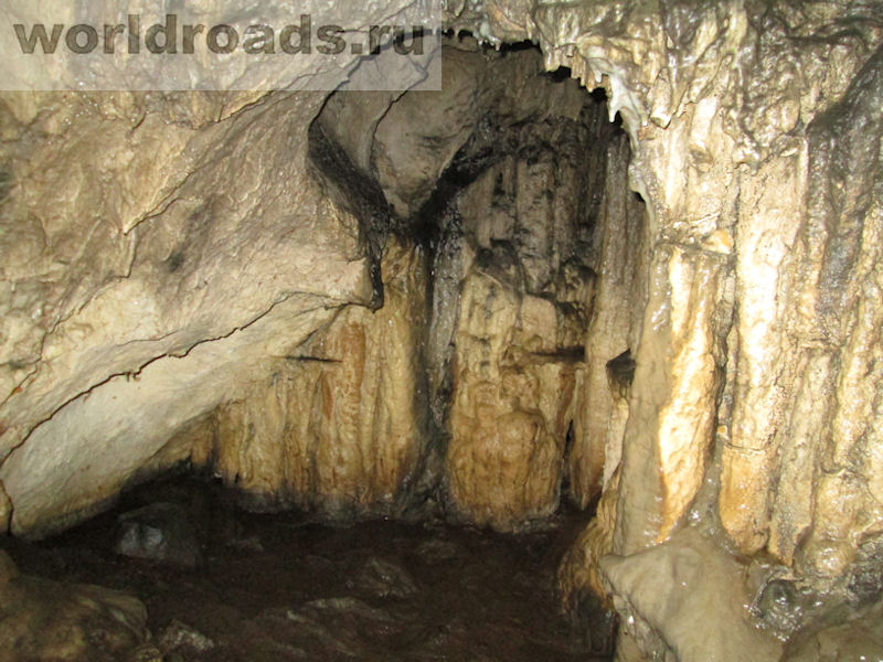 Озёрная пещера