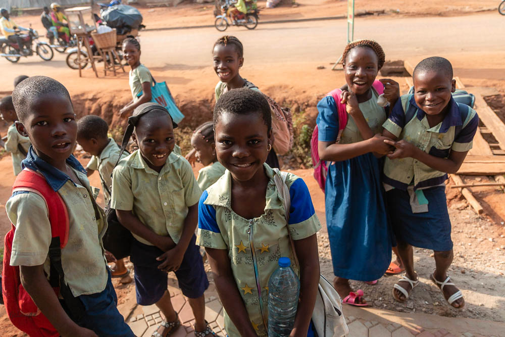 Sur le chemin de l'école, l'instant sourire - Le Bénin