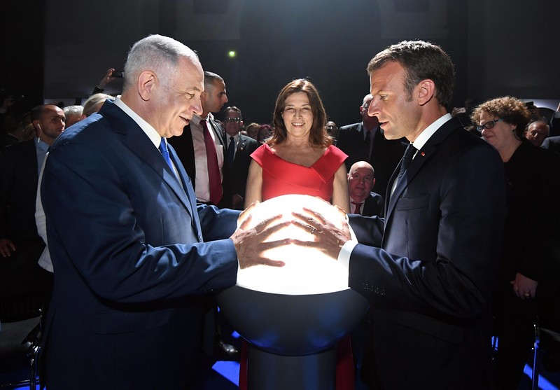 以色列總理納坦尼雅胡（左）與法國總統馬克宏（右）。（圖片來源：以色列政府媒體辦公室）
