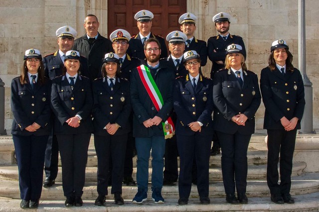 La Polizia locale con il sindaco, Giuseppe Nitti (foto di Gaetano Milone)