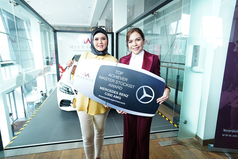 Penyampaian Kunci Kereta Mercedes-Benz Untuk Wakil Penjual Produk Meeracle