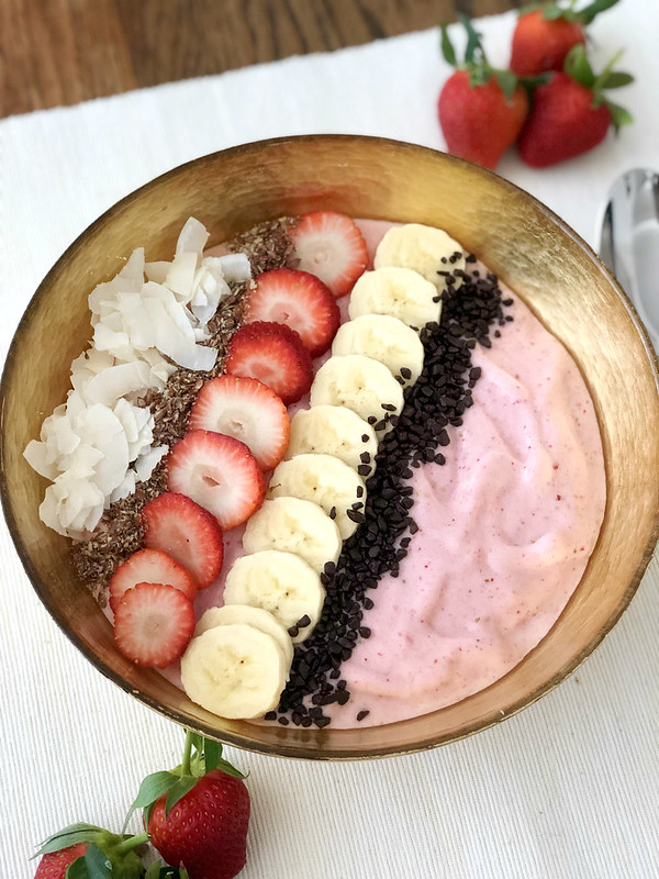 Vegan Strawberry Banana Smoothie Bowl