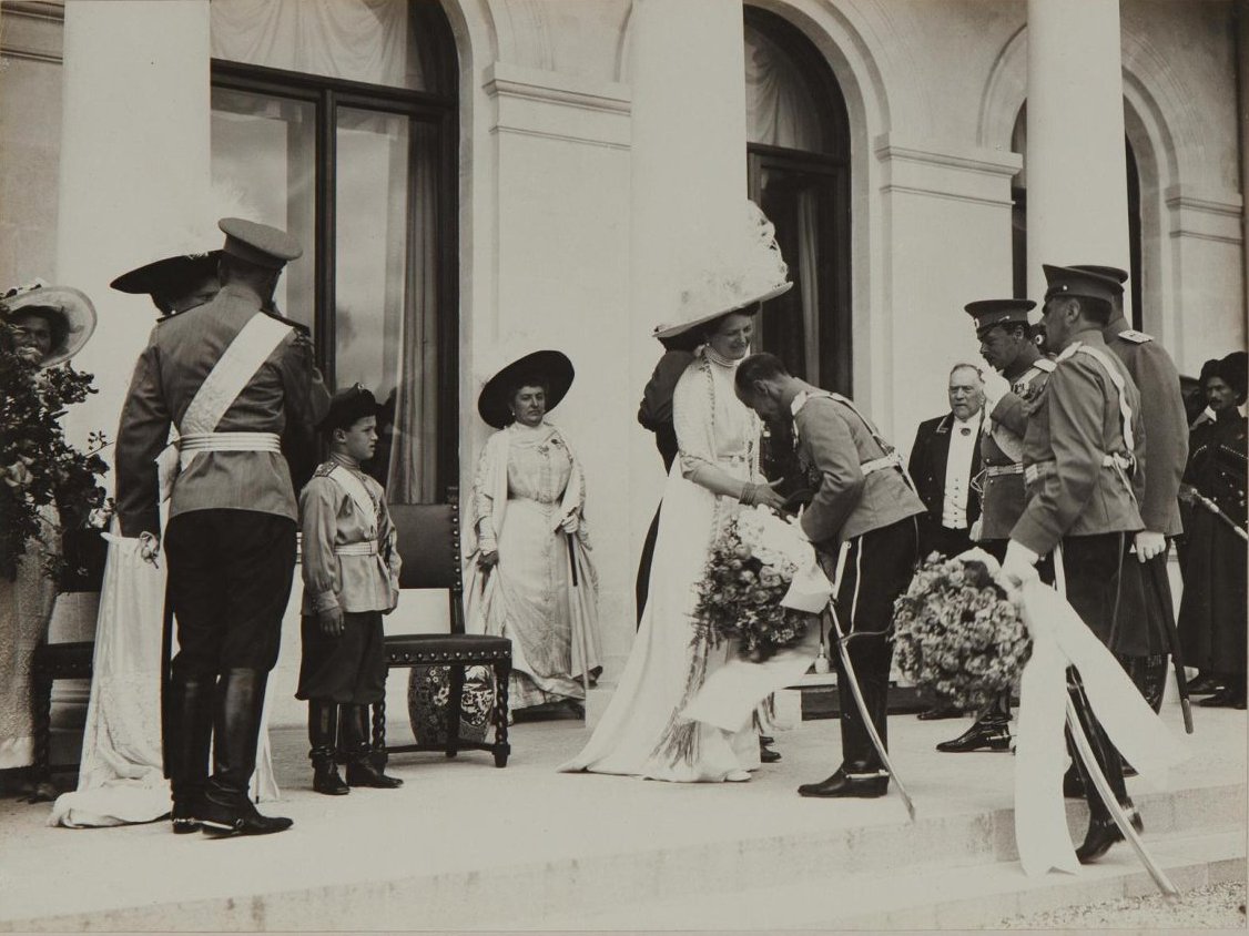 1912. Приветствие в присутствии императорской семьи в Итальянском дворике Ливадийского дворца