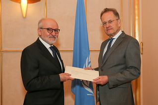 NEW PERMANENT REPRESENTATIVE OF ECUADOR PRESENTS CREDENTIALS TO THE DIRECTOR-GENERAL OF THE UNITED NATIONS OFFICE AT GENEVA