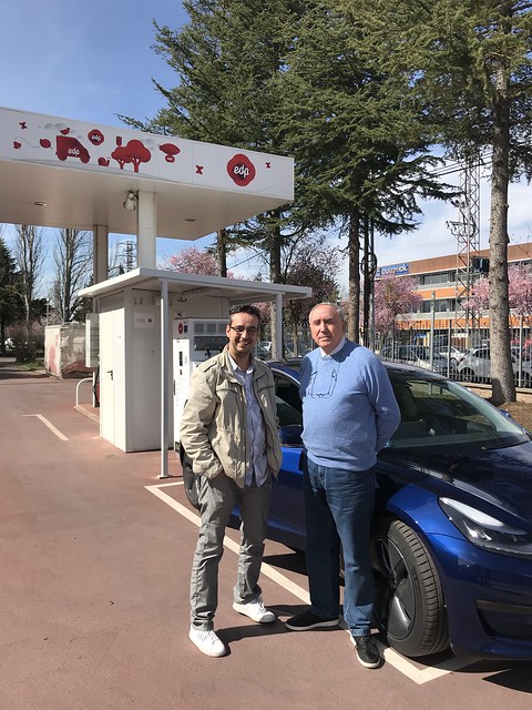 Con Carlos Castaño en la electrolinera EDP de Gasteiz