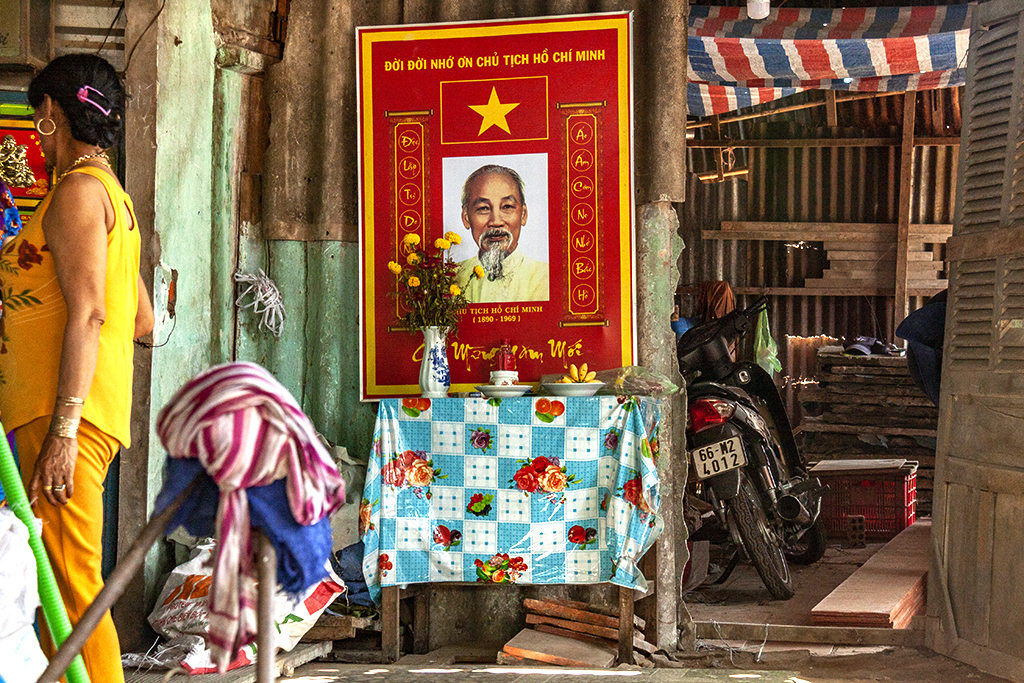Ho Chi Minh shrine at house-cafe--Lap Vo