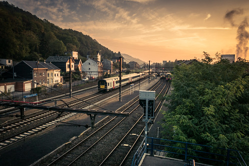 railroad sky train belgium belgique wallonie wallonia gare sunrise morning light perspective