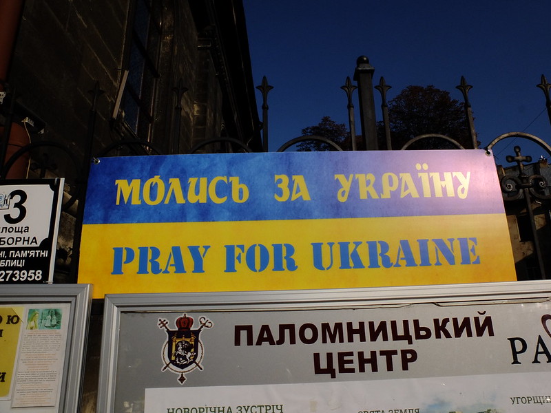 Желто-голубая Украина флаги, каждом, Украине, сейчас, голубой, Крутая, этикетка, флагом, национальным, машины, украшают, Дизайн, пытается, Мейзу, вляпались, неудачников, патриотизме, полицейские, сыграть, который