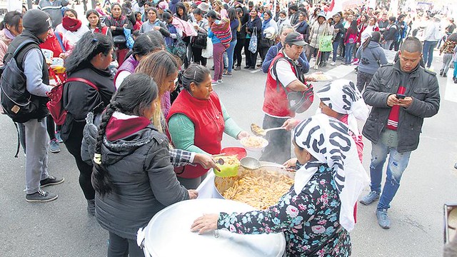 Organizações populares realizam distribuição de sopas para denunciar a emergência alimentar no país - Créditos: Página 12