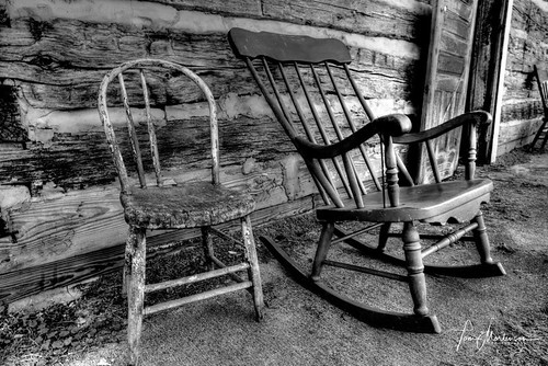 chairs monochrome canon digital 1740l blackandwhite bw canoneos weatheredwood canon6d waupacacounty wisconsin symco centralwisconsin midwest usa america americana northamerica rockingchair logcabin woodenchairs geotagged rustic country rural symcowisconsin photomatix building architecture oldbuilding fineart photography nostalgia