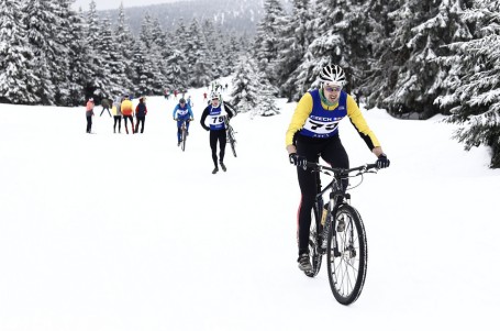 Českými šampiony v zimním triatlonu Kočař a Brychtová
