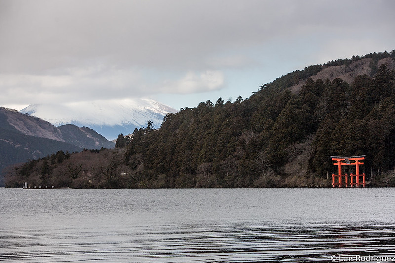 El lago Ashi con el monte Fuji, medio escondido tras las nubes