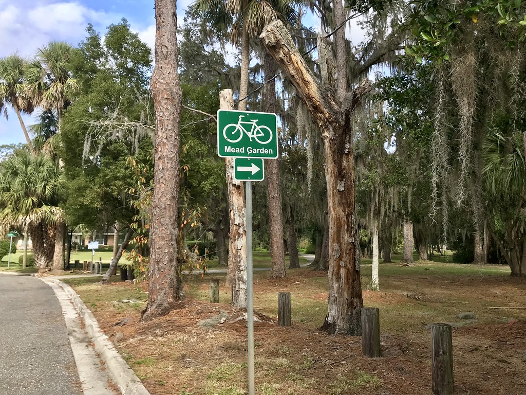 Mead Garden bike sign