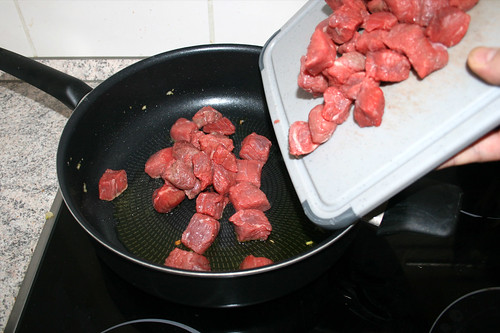 19 - Gewürfeltes Rindfleisch in Pfanne geben / Add diced beef to pan