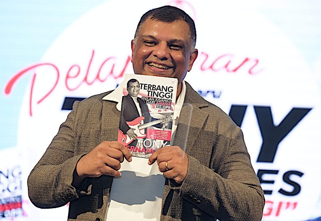 Buku Flying High Oleh Tony Fernandes Kini Dalam Bahasa Malaysia
