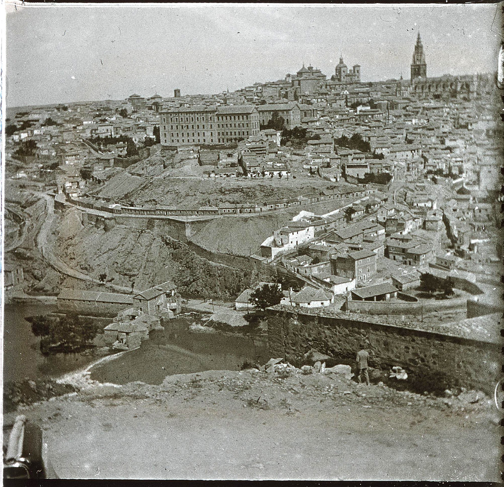 Vista general de Toledo desde el Valle  hacia 1935. Cristal estereoscópico de autor anónimo francés. Colección de Eduardo Sánchez Butragueño