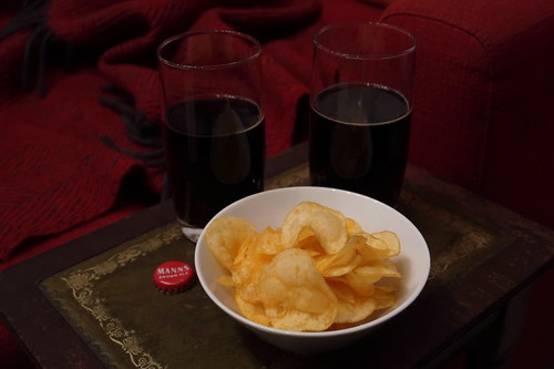 Mann's Brown Ale und Walkers Tomato Ketchup Crisps