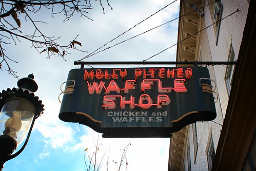 sign signage waffleshop mollypitcher chickenandwaffles pennsylvania chambersburg usroute11 mainstreet neon working restaurant