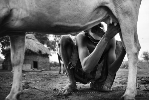 ethiopia omovalley africa portrait tribe mursi milk