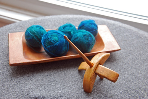 Handspun single-strand outer-pull balls of Norwegian wool top dyed by Sheepy Time Knits in wooden tray and Jenkins Delight drop-spindle in Carob wood by irieknit