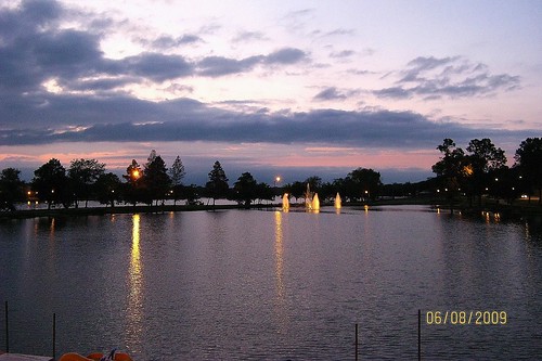 beloit lagoon riversidepark a720is cmwdpurple sky sunset water tree dusk fountains