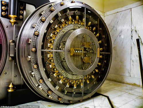 Bank vault door