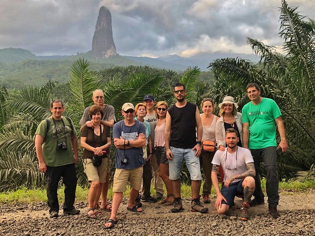 El grupo del primer viaje de autor a Santo TomÃ© y PrÃ­ncipe posando frente al Cao Grande