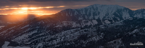 bigholemountains victor idaho rockypeak scenic view december winter snow snowy cold clouds evening cariboutargheenationalforest sunset color colorful orange gold golden sunbeam crepuscular rays panorama panoramic stitched stoutsmountain swanvalley nikon180mmf28 telephoto nikond750