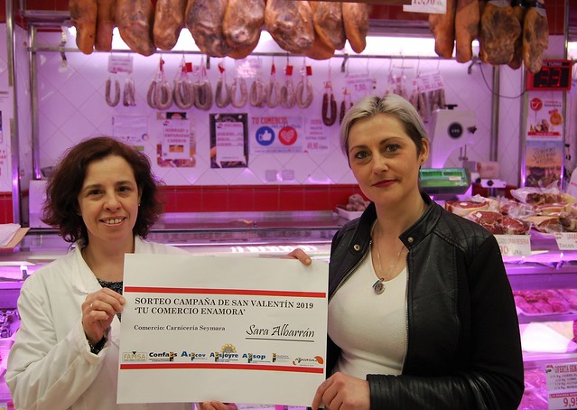 Los comerciantes de CONFAES entregan los premios de la campaña “Tu comercio enamora”