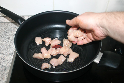 10 - Hähnchenbrustwürfel in Pfanne geben / Put diced chicken breast in pan