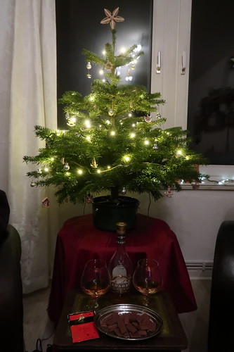 Weihnachtsschokolade und Weinbrand unterm Weihnachtsbaum