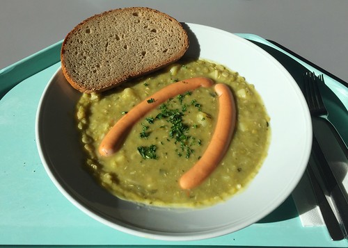 Pea stew with vienna sausages & farmhouse bread / Erbseneintopf mit Würstchen & Bauernbrot