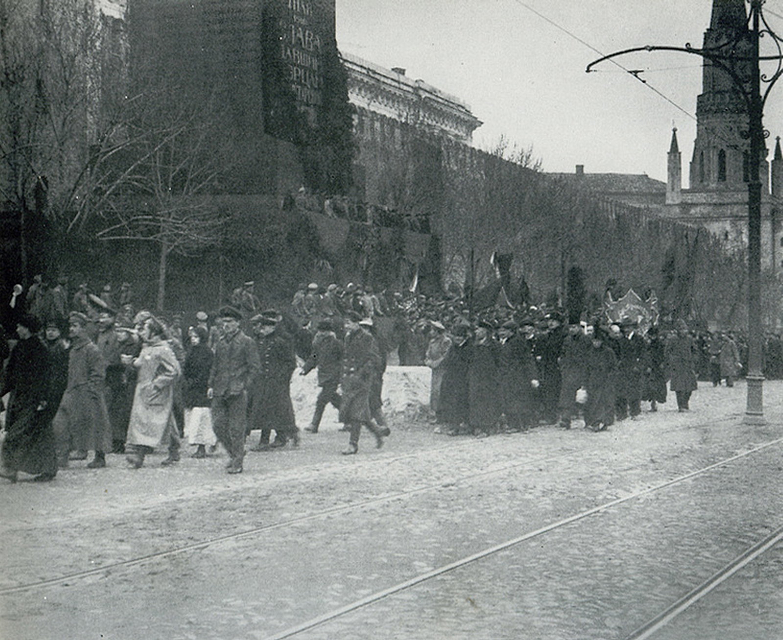 12. Демонстрация на Красной площади 1 мая.