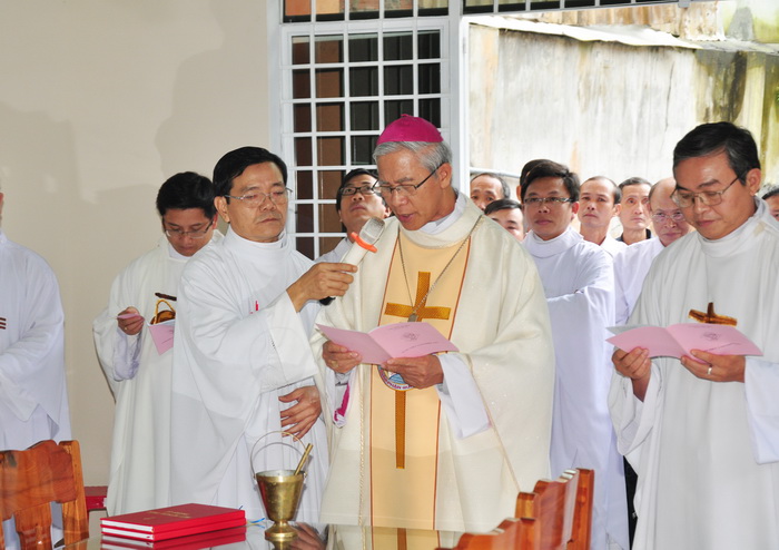 Đức Giám mục tham dự tĩnh tâm và làm phép nhà sinh hoạt  giáo họ Gò Găng, Giáo xứ Phù Cát