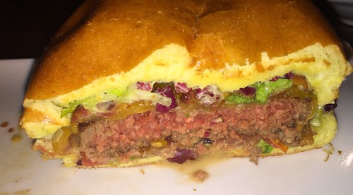 Der California Burger - Lateral cut / Querschnitt - Wirsthaus Dicke Sophie - München