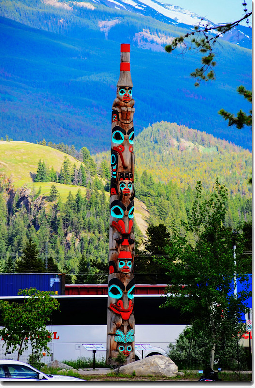 Totem pole at Jasper Station (1)