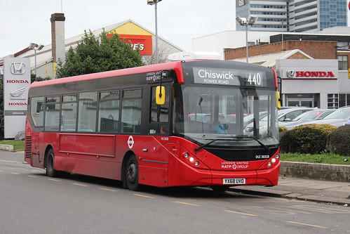 London United DLE30328 on Route 440, Chiswick Power Road