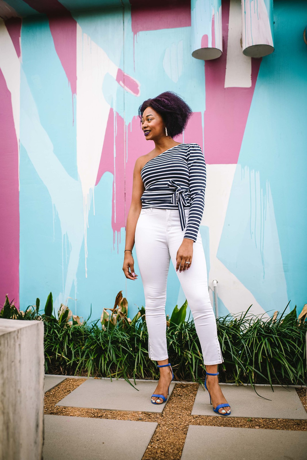how to style white jeans