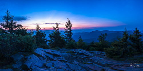 great smoky mountains national park gsmnp myrtle point mount leconte landscape frame full fx outdoor f28 24mm d750 nikon copyright black blue tree lightroom diffused light shade natural depth field pictures autumn fall 2018 flower grass escape fairytale wonderland forest photographer golden hour travel sun prime water stream torrent flood river rock boulder covered moss pioneers settlers