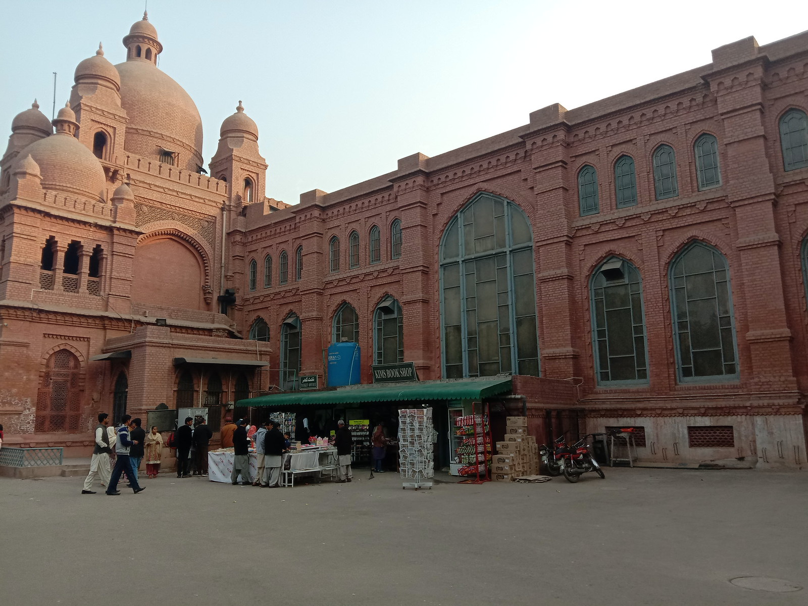 Lahore Museum Picture with Auto mode on Vivo Y91