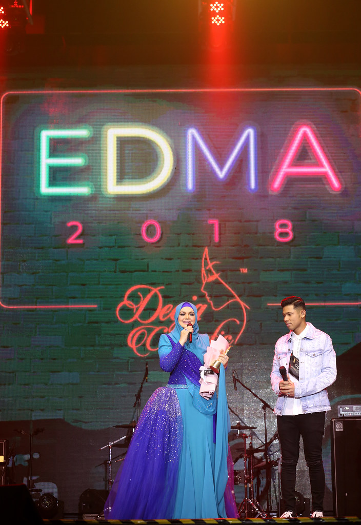 4. Dato' Sri Siti Nurhaliza Ketika Menerima Penghargaan Daripada Jenama Era