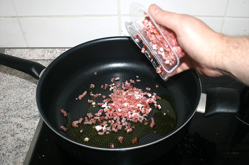 09 - Speckwürfel in Pfanne geben / Put bacon diced in pan