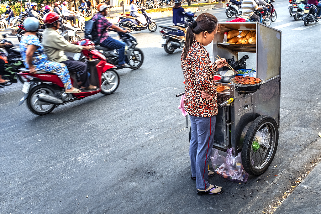 Tiny King Duong Vuong banh mi cart on 3-7-19--Saigon
