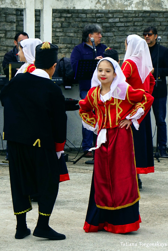 Традиционный бокельский танец в исполнении детей