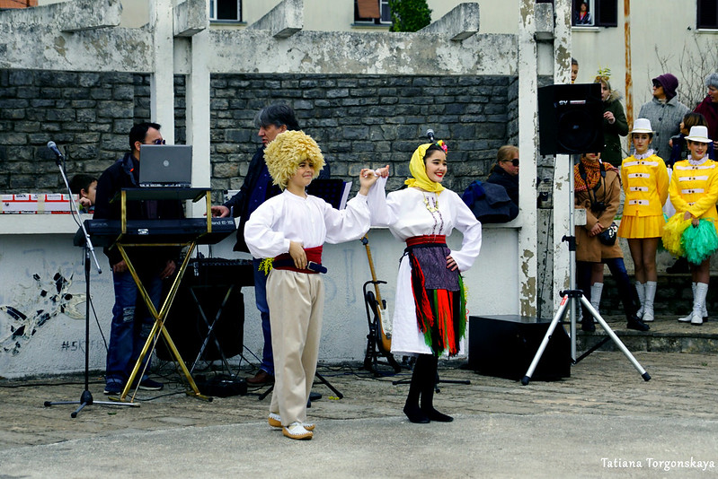 Выступление фольклорного ансамбля в рамках фестиваля