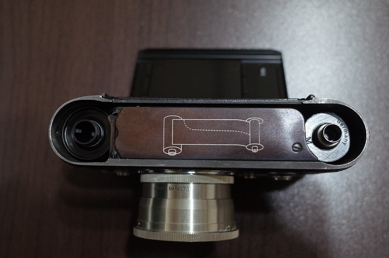 Leica M2にフィルム装填