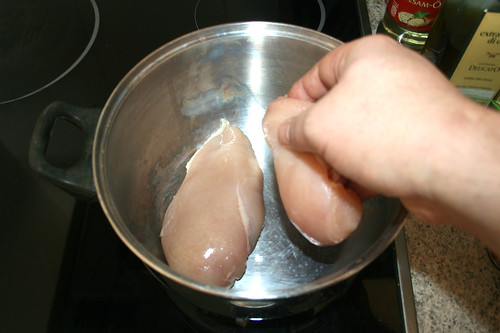 02 - Hähnchen in Topf legen / Put chicken in pot
