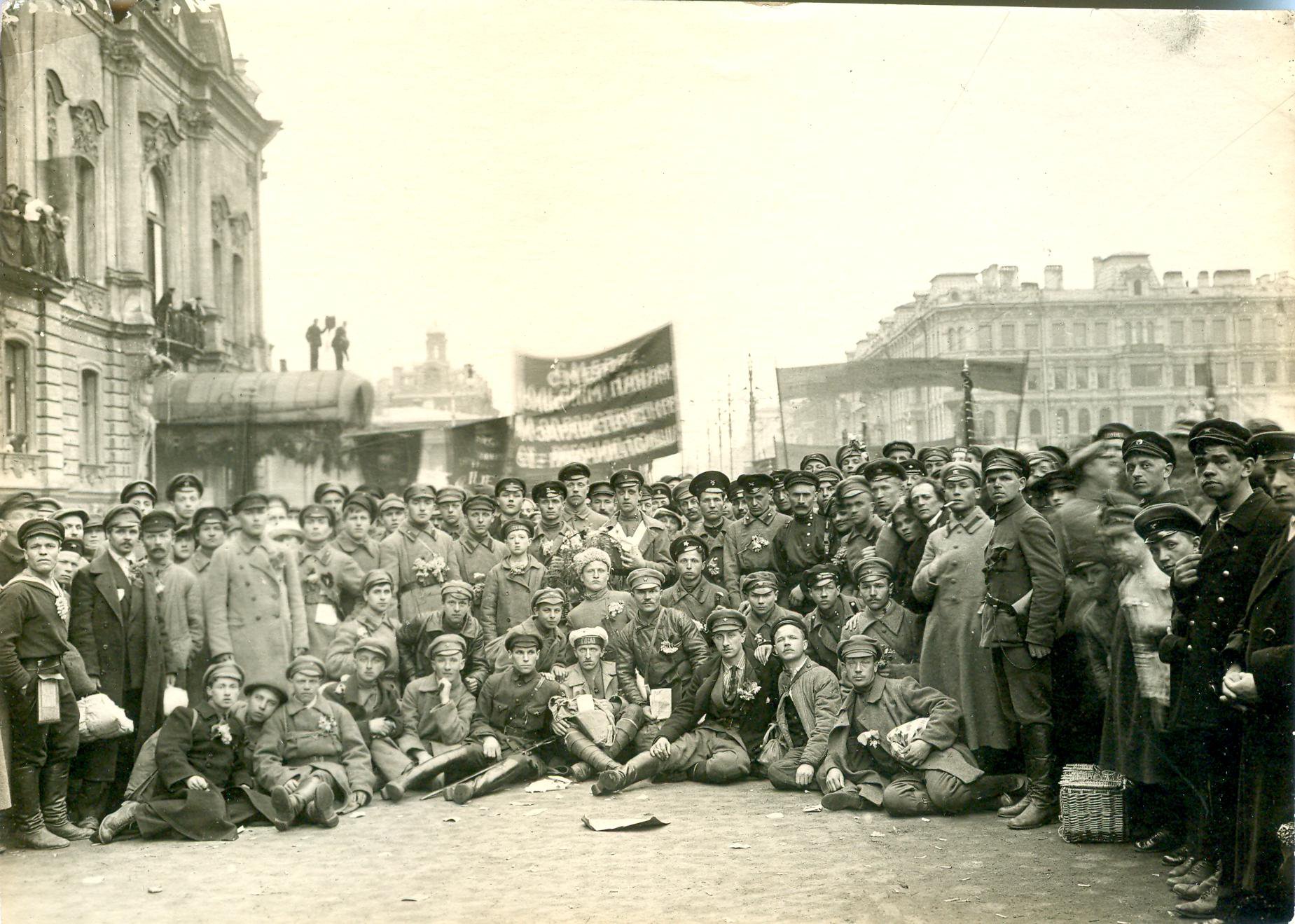 Коммунисты перед отправкой на польский фронт. Май