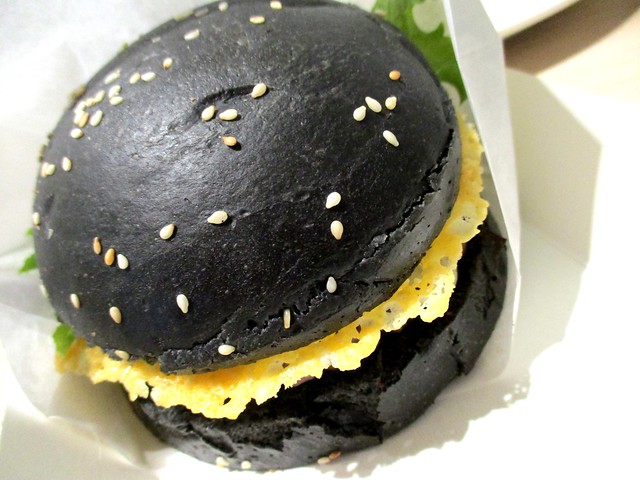 Black beef burger 1